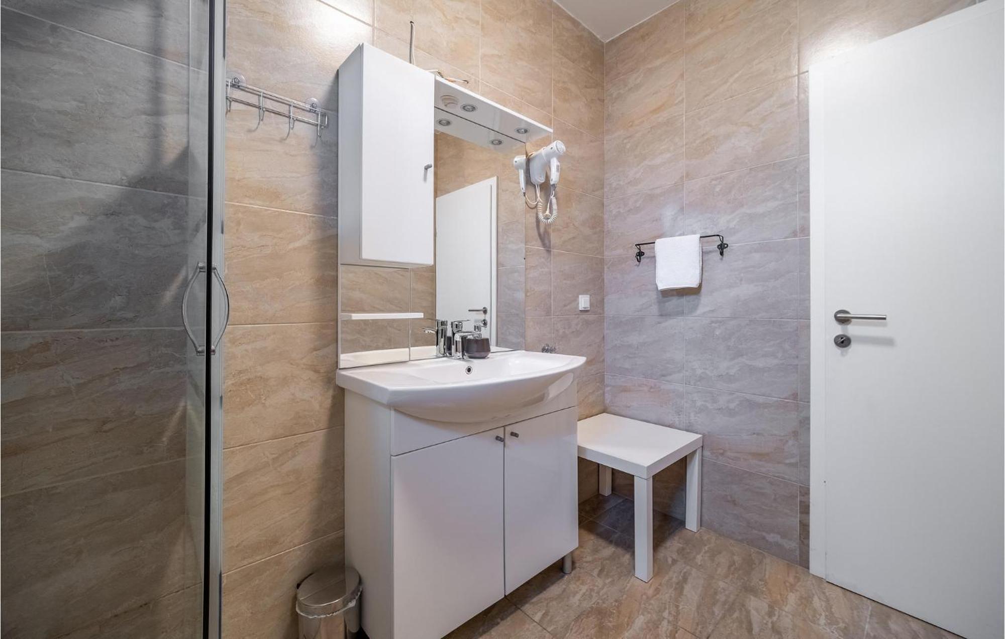 1 Bedroom Beautiful Apartment In Раковица Экстерьер фото