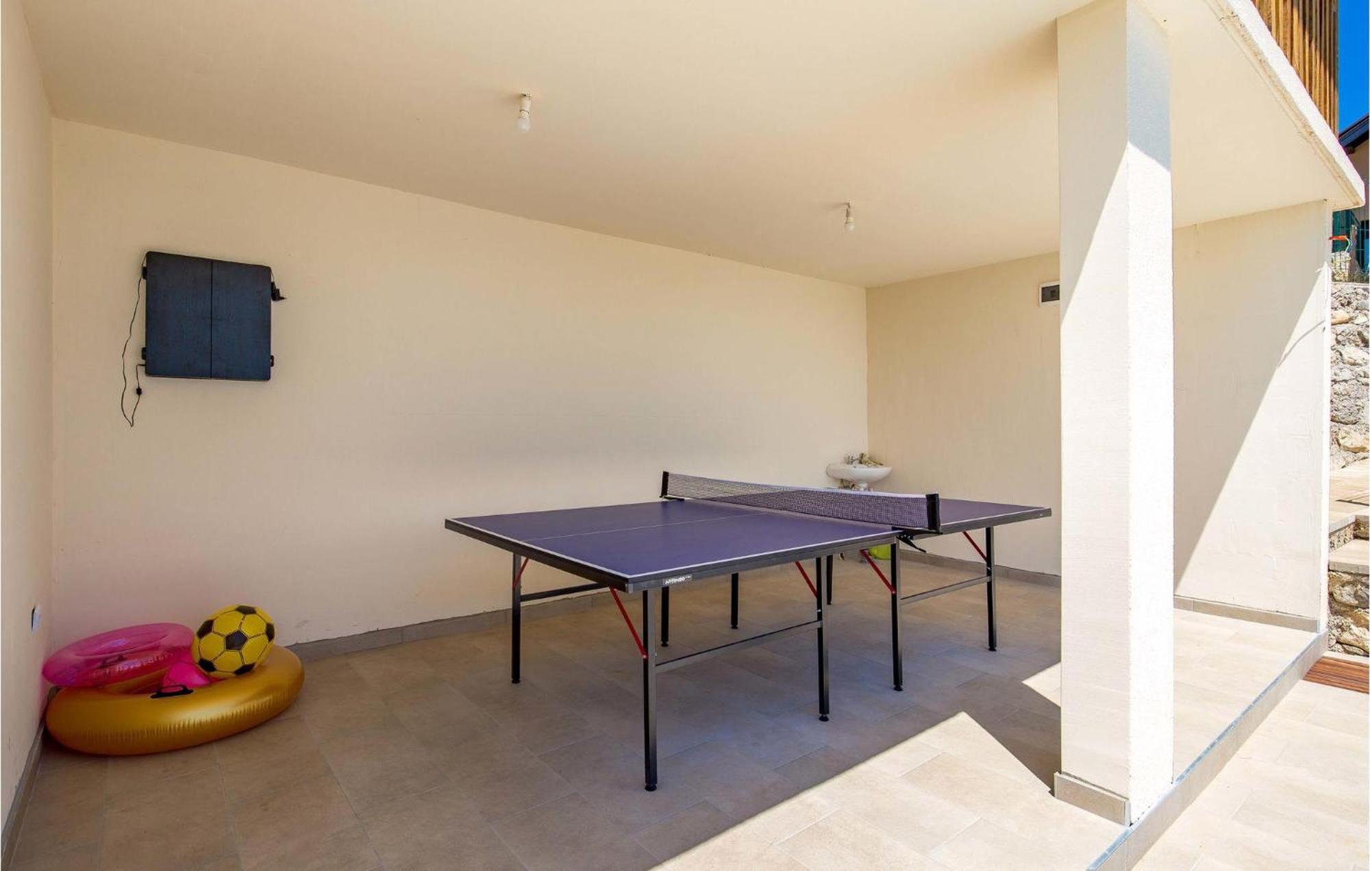 1 Bedroom Beautiful Apartment In Раковица Экстерьер фото