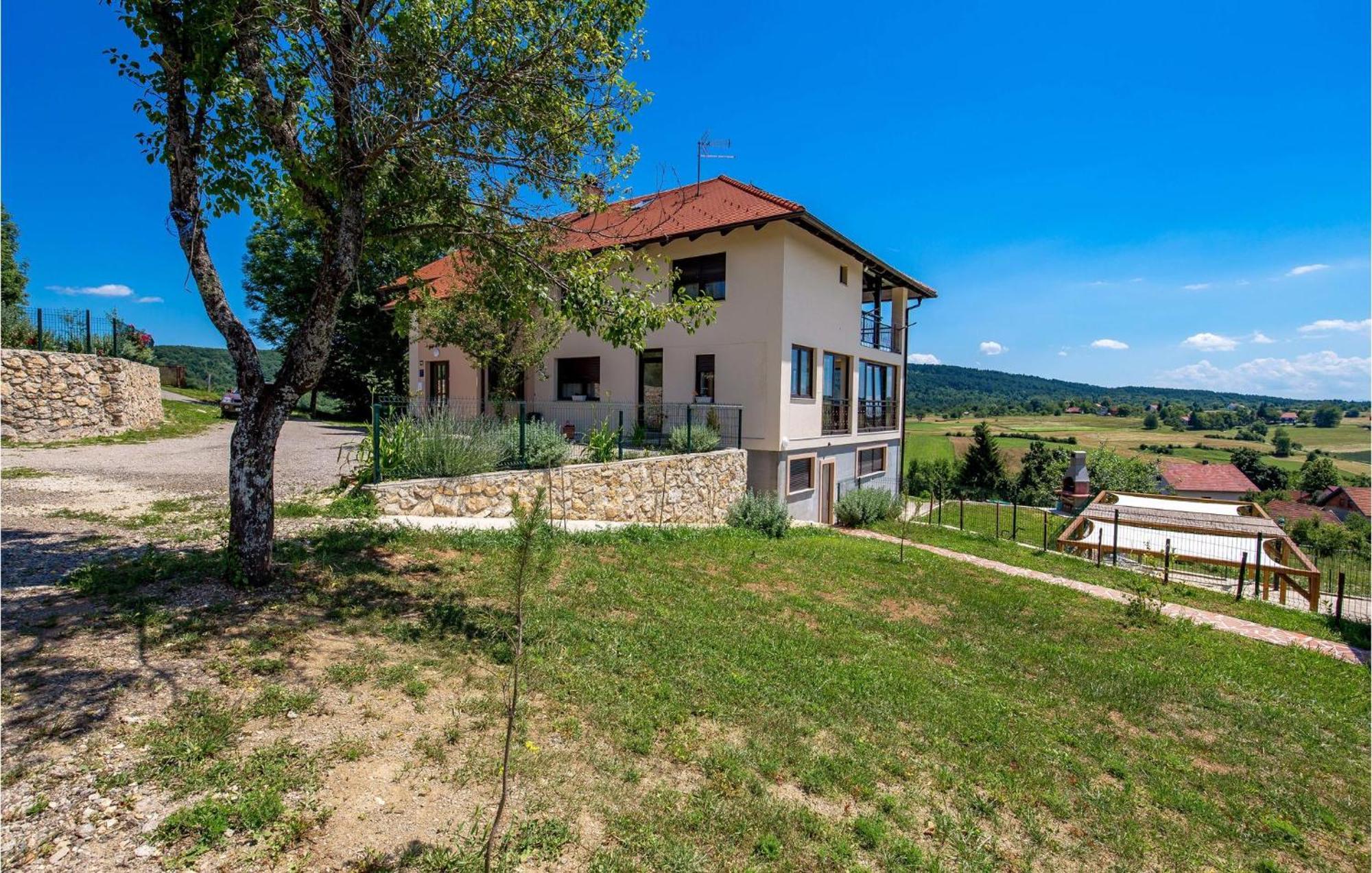1 Bedroom Beautiful Apartment In Раковица Экстерьер фото