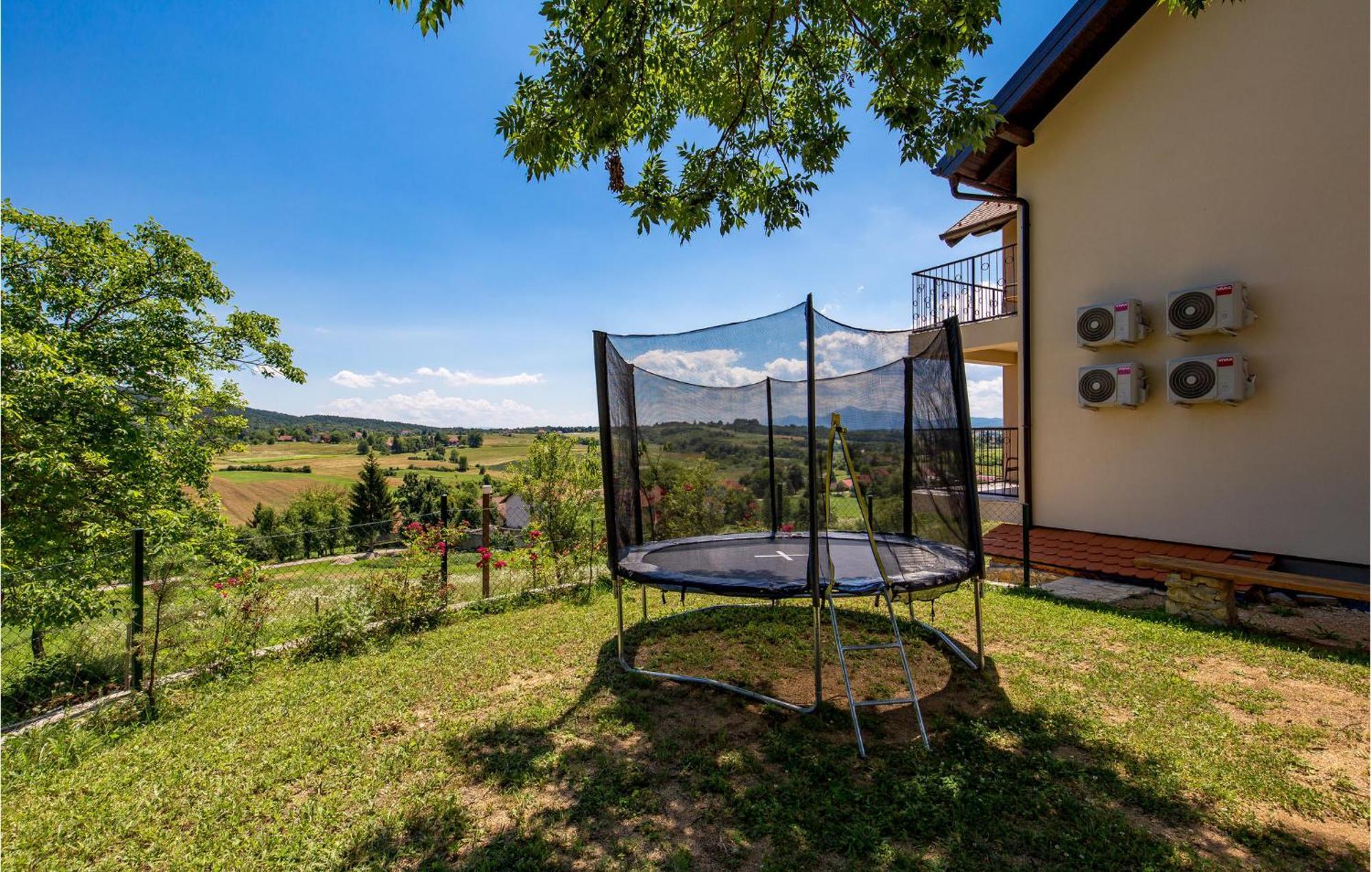 1 Bedroom Beautiful Apartment In Раковица Экстерьер фото