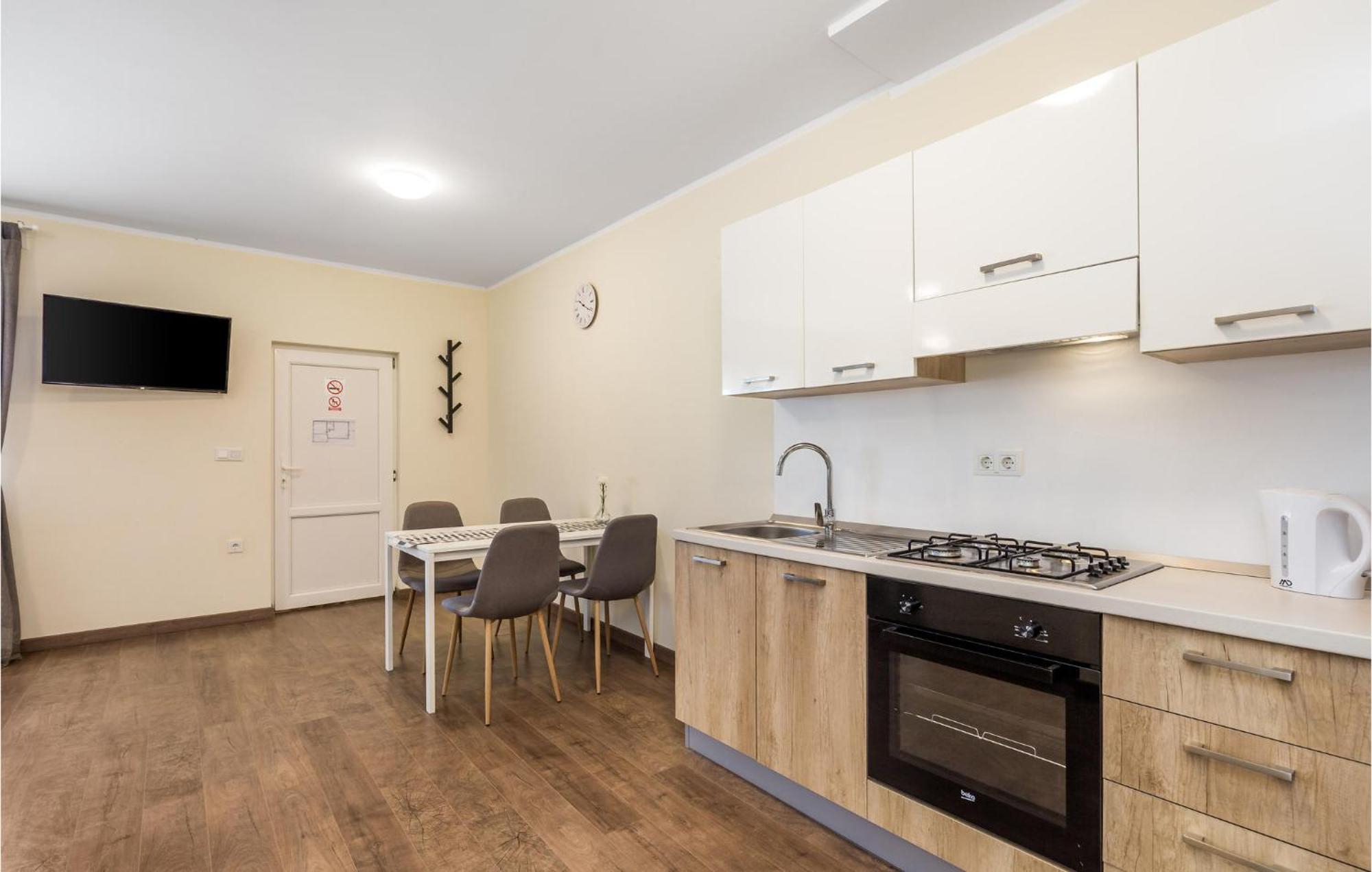 1 Bedroom Beautiful Apartment In Раковица Экстерьер фото