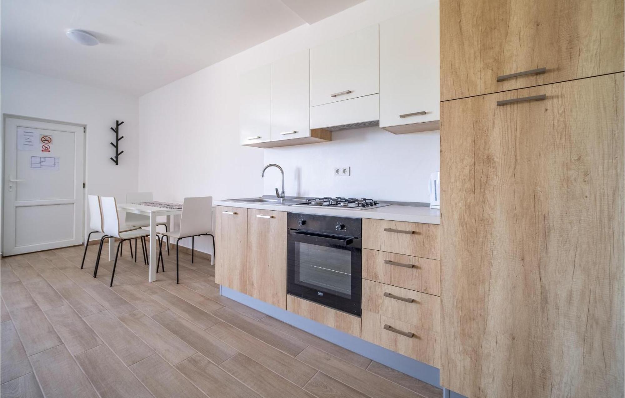 1 Bedroom Beautiful Apartment In Раковица Экстерьер фото