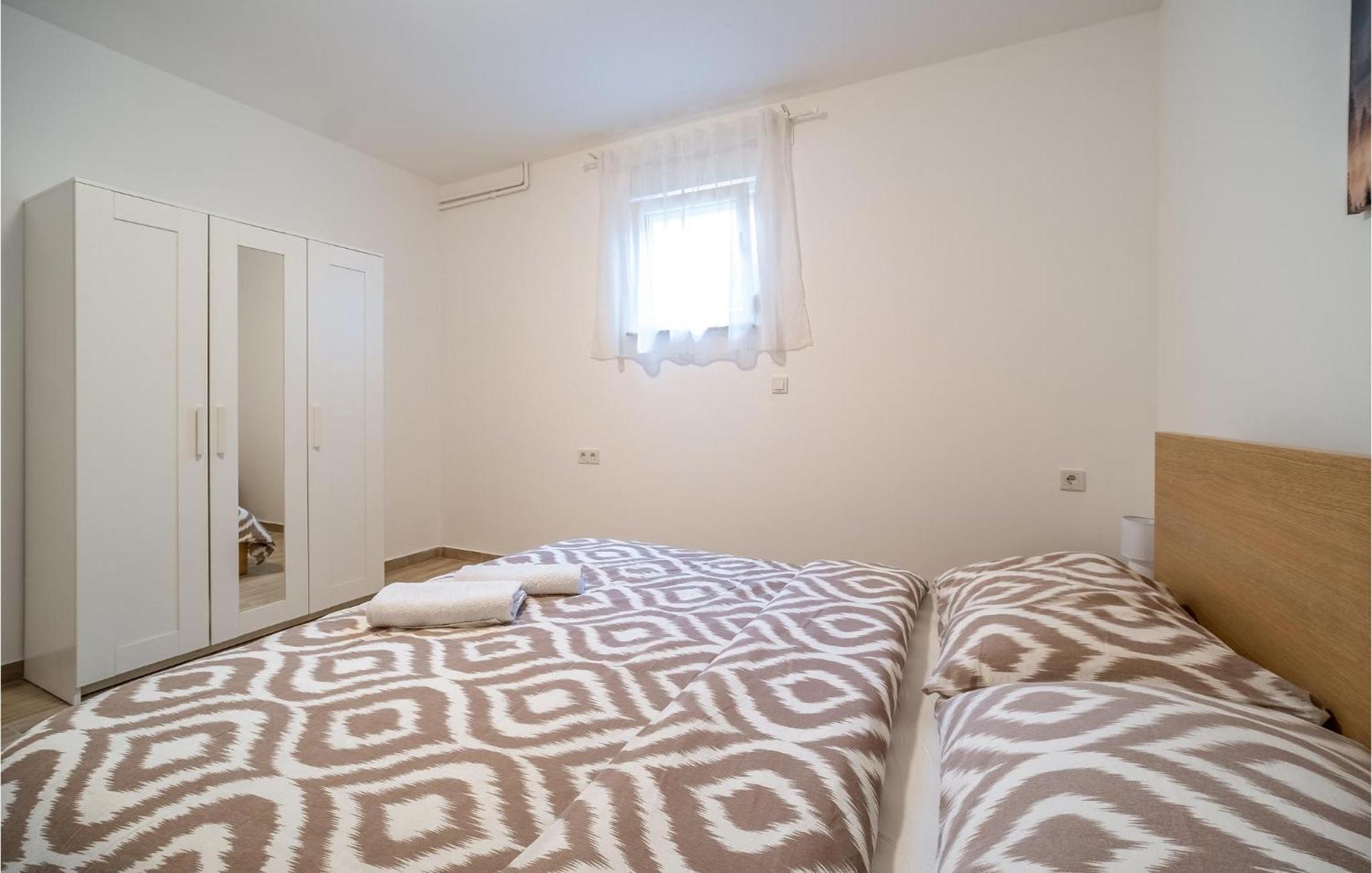 1 Bedroom Beautiful Apartment In Раковица Экстерьер фото